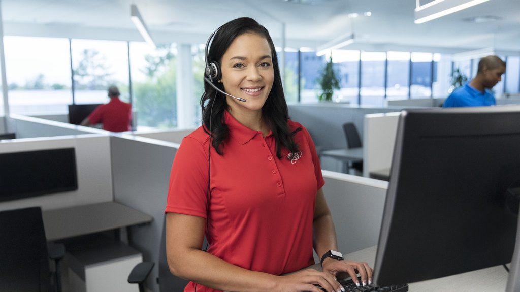 A helpful CSAA Insurance Group claims assistance agent ready to take your call.